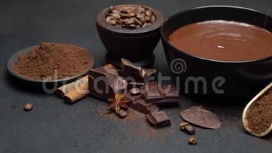 陶瓷碗<strong>巧克力</strong>奶油或融化的<strong>巧克力</strong>和<strong>巧克力</strong>片